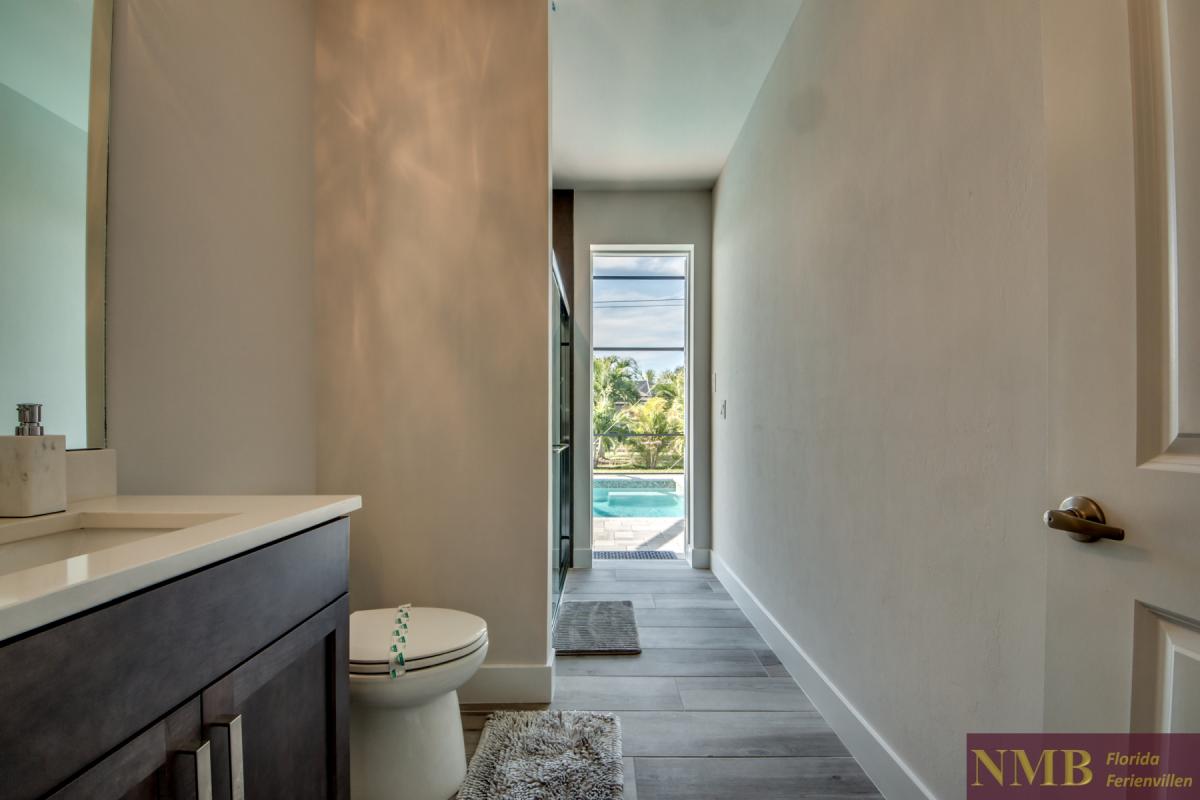 Ferienhaus-Chamo-Cape-Coral_49-Guest  Pool Bathroom